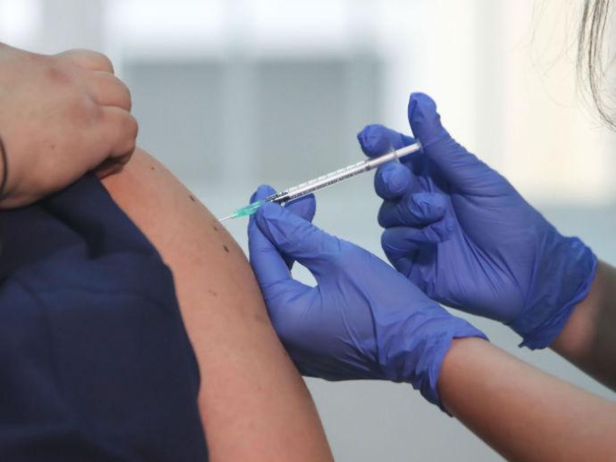 Στο φαρμακείο για το αντιγριπικό εμβόλιο από σήμερα – Ποιους αφορά