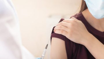 Η γρίπη επιστρέφει με ένταση – ποιοι πρέπει να εμβολιαστούν