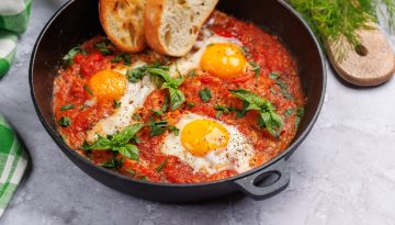 Αυγά ποσέ με σάλτσα ντομάτας