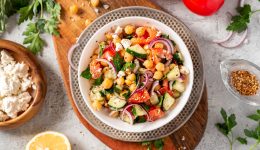 choriatiki-salata-me-polichromes-piperies