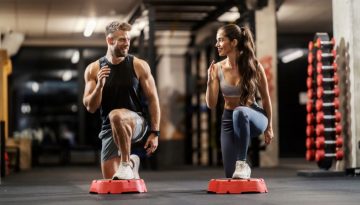 Δυνατό σώμα από την κορυφή ως τα νύχια: Αυτή η προπόνηση με βαράκια διαρκεί μόλις 30 λεπτά και την κάνετε στο σπίτι