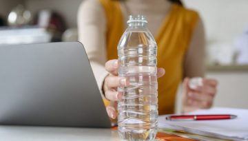 Εμφιαλωμένο νερό: Δεν είναι καλή ιδέα η καθημερινή κατανάλωσή του, λένε οι ειδικοί