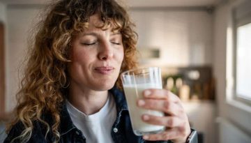 Γάλα πλήρες ή 2%: Ποιό είναι καλύτερο για την υγεία των οστών, σύμφωνα με μια ειδικό