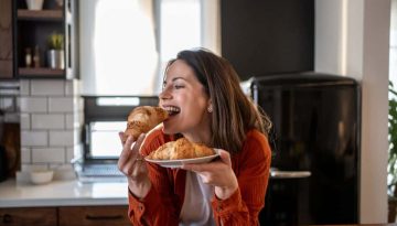 Γιατί λαχταράμε κάτι γλυκό στο πρωινό: Στρες, αυπνία και χαμηλά επίπεδα σακχάρου στο αίμα