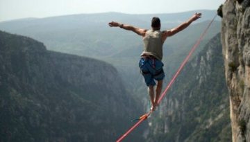 Γυμναστείτε στο Slackline: Τι είναι και ποια είναι τα οφέλη του