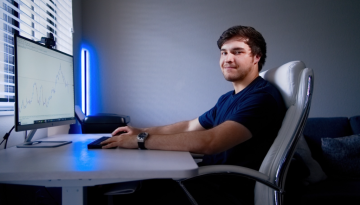 Η ακινησία μπροστά σε μία οθόνη κόβει χρόνια από τη ζωή των 23χρονων