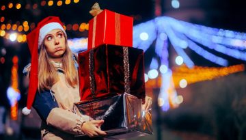 Η πλατωνική εξήγηση γιατί ξοδεύουμε τόσο πολλά στις γιορτές