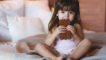 Πώς να βοηθήσετε ένα παιδί με ανησυχίες να αντεπεξέλθει στα γεύματα των γιορτών