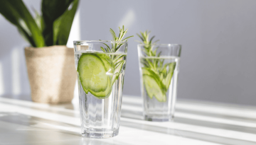 Πώς το νερό με αγγούρι ενισχύει την υγεία δέρματος, οστών και εντέρου