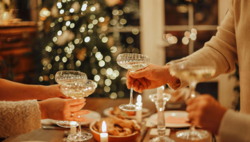 Πρωτοχρονιά χωρίς δυσπεψία: Πώς να απολαύσετε το δείπνο χωρίς να επιβαρύνετε το στομάχι σας