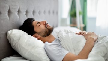 Σας κρατάει ο βήχας ξύπνιους το βράδυ; Δοκιμάστε την στάση ύπνου της NASA