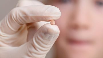 &Sigma;&chi;&epsilon;&tau;ί&zeta;&epsilon;&tau;&alpha;&iota; &eta; &alpha;&pi;ώ&lambda;&epsilon;&iota;&alpha; &delta;&omicron;&nu;&tau;&iota;ώ&nu; &mu;&epsilon; &tau;&eta; &gamma;&nu;&omega;&sigma;&tau;&iota;&kappa;ή &epsilon;&xi;&alpha;&sigma;&theta;έ&nu;&eta;&sigma;&eta;; [&mu;&epsilon;&lambda;έ&tau;&eta;]