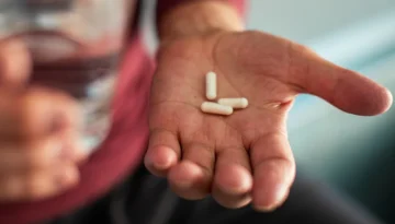 Ξεχάστε τις ακριβές θεραπείες: Αυτή η βιταμίνη βάζει «φρένο» στα γηρατειά