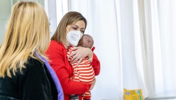 &Alpha;&gamma;&alpha;&pi;&eta;&delta;ά&kappa;&eta;: &Pi;&rho;&omega;&tau;&omicron;&chi;&rho;&omicron;&nu;&iota;ά &delta;ί&pi;&lambda;&alpha; &sigma;&tau;&alpha; &nu;&epsilon;&omicron;&gamma;έ&nu;&nu;&eta;&tau;&alpha; &sigma;&tau;&alpha; &nu;&omicron;&sigma;&omicron;&kappa;&omicron;&mu;&epsilon;ί&alpha; &laquo;&Alpha;&lambda;&epsilon;&xi;ά&nu;&delta;&rho;&alpha;&raquo; &kappa;&alpha;&iota; &laquo;&Alpha;&tau;&tau;&iota;&kappa;ό&nu;&raquo;