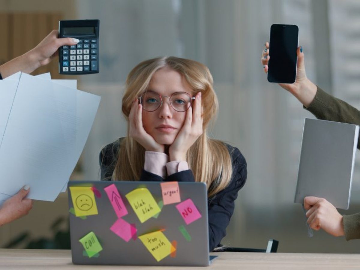 Multitasking: Πόσο και πώς φθείρει τον εγκέφαλο – Ποιες στρατηγικές προστασίας λειτουργούν