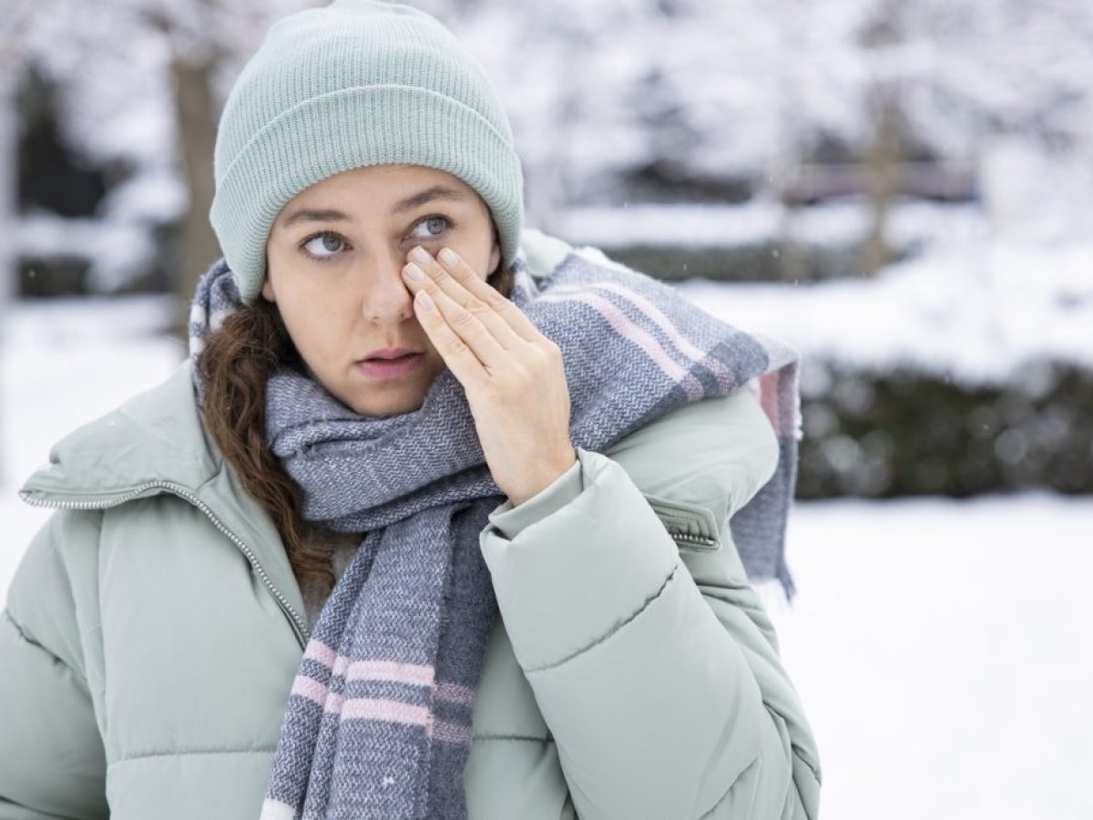 Δακρύζουν τα μάτια σας τον χειμώνα; Ποιες είναι οι πιθανές αιτίες