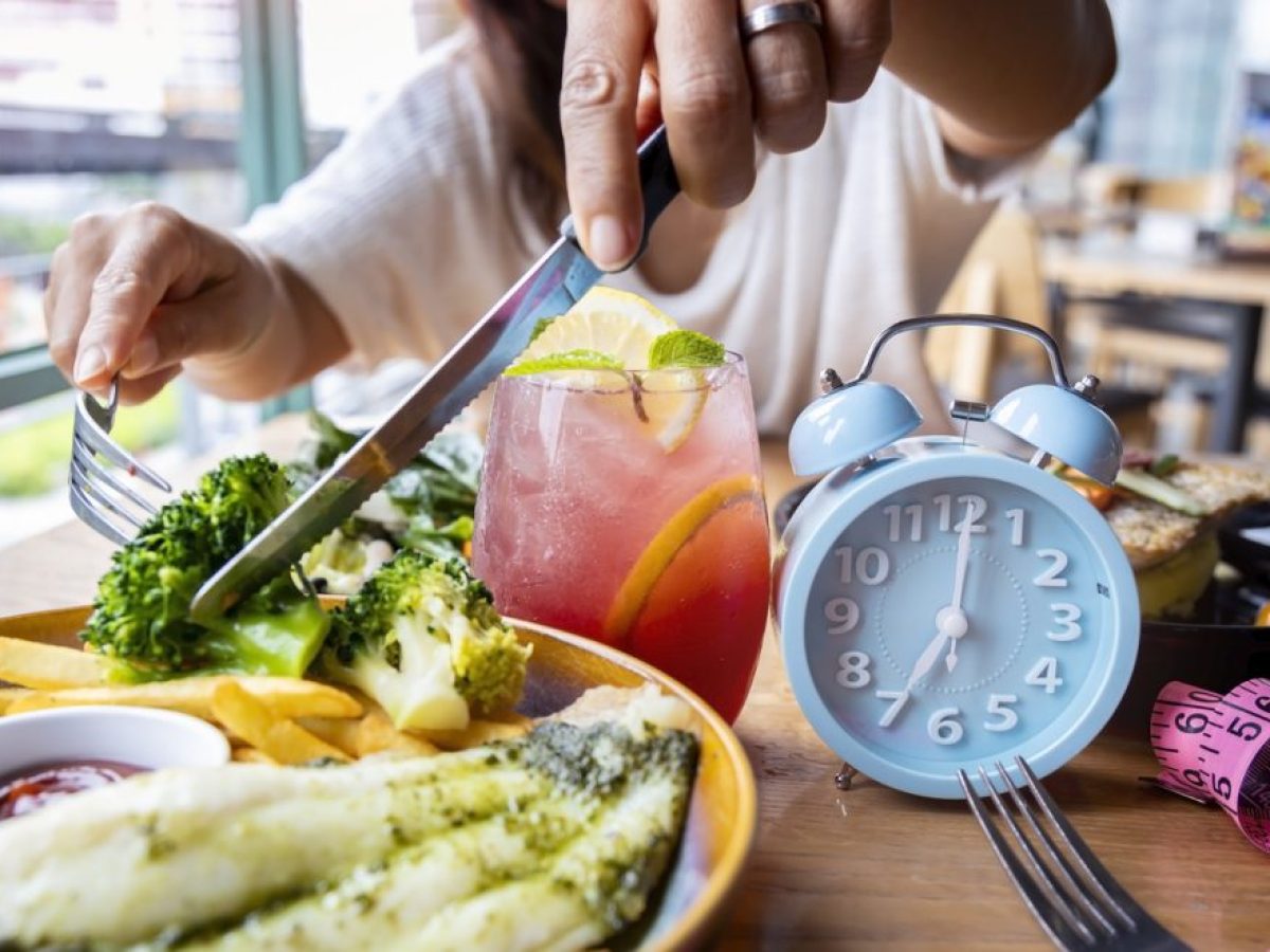 Διαλειμματική νηστεία: Γιατρός του Χάρβαρντ εξηγεί γιατί ξαναπαίρνουμε κιλά μετά τη διακοπή της