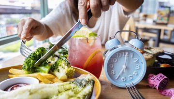 Διαλειμματική νηστεία: Γιατρός του Χάρβαρντ εξηγεί γιατί ξαναπαίρνουμε κιλά μετά τη διακοπή της