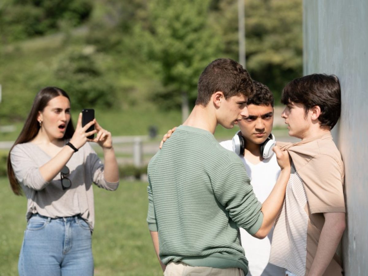 Εφηβική βία: Ποια είναι τα «καμπανάκια» για τους γονείς και τι πρέπει να κάνουν, σύμφωνα με ειδικό