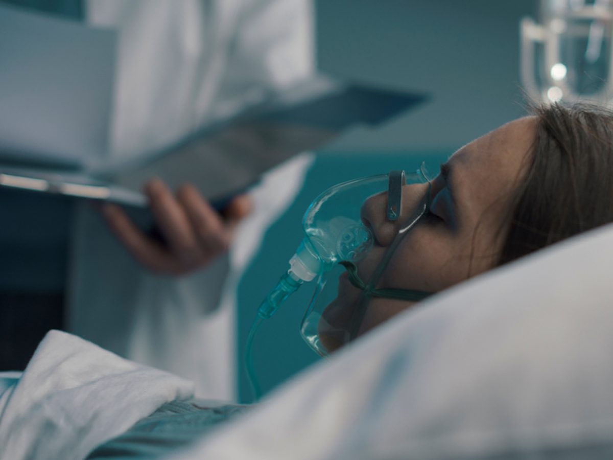Έκθεση ΕΟΔΥ: Δύο θάνατοι από COVID-19, αύξηση στις εισαγωγές στα νοσοκομεία λόγω εποχικών ιώσεων