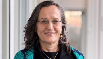 &Epsilon;&Mu;&Alpha;: &Eta; Ilona Reischl &epsilon;&pi;&alpha;&nu;&epsilon;&xi;&epsilon;&lambda;έ&gamma;&eta; &pi;&rho;ό&epsilon;&delta;&rho;&omicron;&sigmaf; &tau;&eta;&sigmaf; &Epsilon;&pi;&iota;&tau;&rho;&omicron;&pi;ή&sigmaf; &Pi;&rho;&omicron;&eta;&gamma;&mu;έ&nu;&omega;&nu; &Theta;&epsilon;&rho;&alpha;&pi;&epsilon;&iota;ώ&nu;