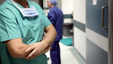 &Epsilon;&Omicron;&Delta;&Upsilon;: &Sigma;&upsilon;&nu;&epsilon;&chi;ί&zeta;&epsilon;&iota; &nu;&alpha; &laquo;&theta;&epsilon;&rho;ί&zeta;&epsilon;&iota;&raquo; &eta; &gamma;&rho;ί&pi;&eta; &ndash; &Epsilon;&pi;&tau;ά &nu;&epsilon;&kappa;&rho;&omicron;ί &tau;&eta;&nu; &tau;&epsilon;&lambda;&epsilon;&upsilon;&tau;&alpha;ί&alpha; &epsilon;&beta;&delta;&omicron;&mu;ά&delta;&alpha;, 23 ά&tau;&omicron;&mu;&alpha; &sigma;&tau;&eta; &Mu;&Epsilon;&Theta;
