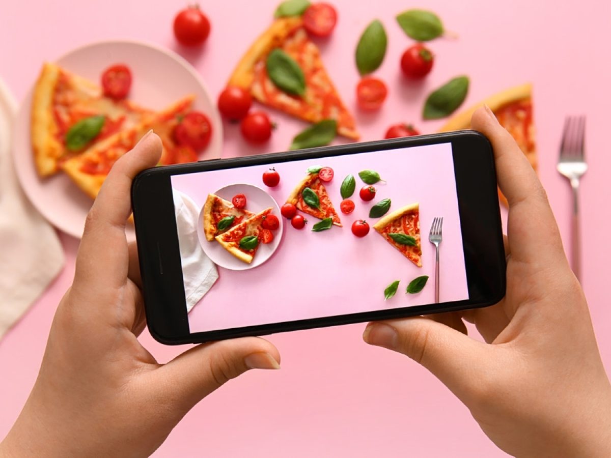 Φαγητό: Τι είναι το «performative eating» και πώς επηρεάζει τη ζωή μας