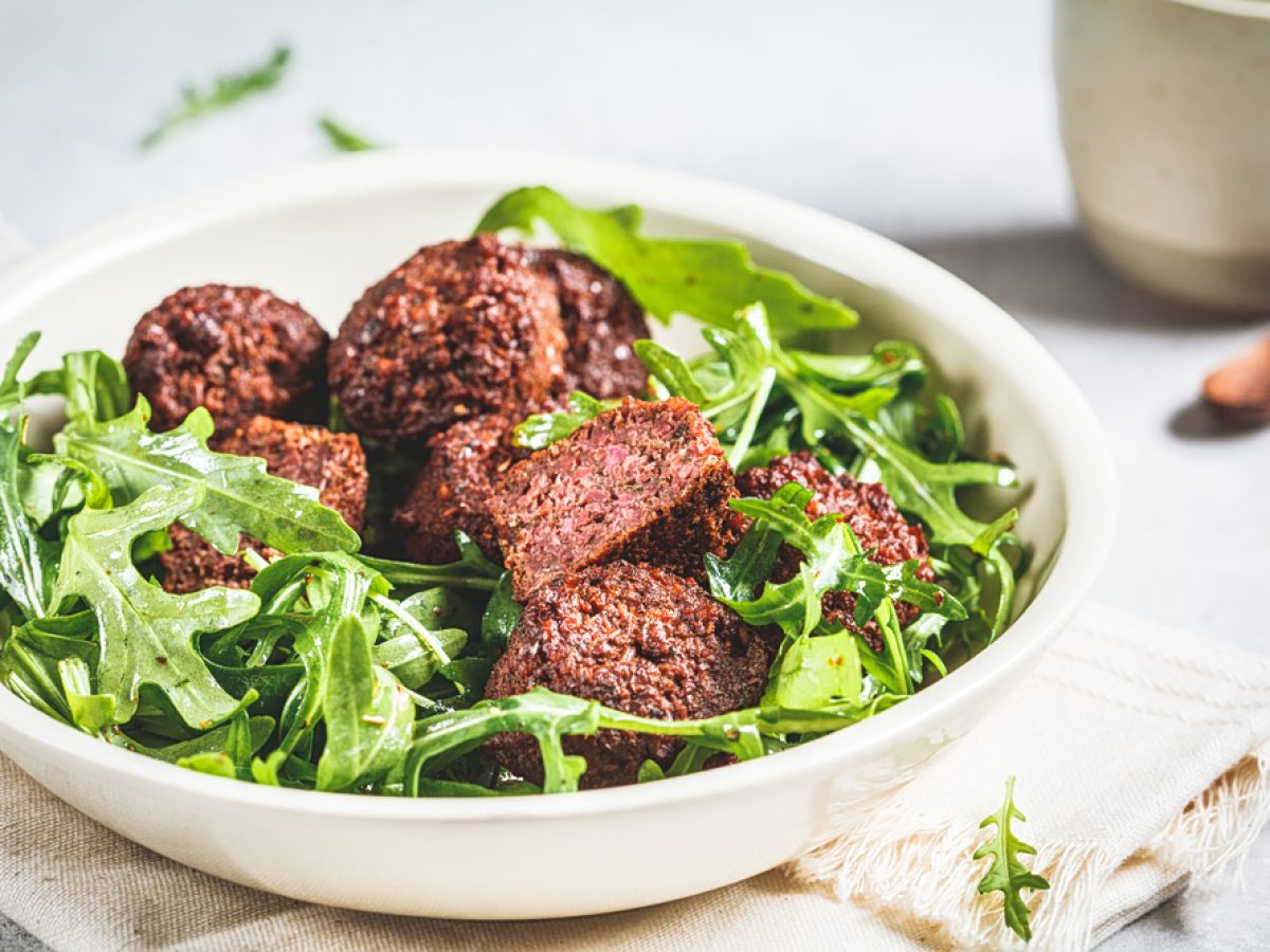 Φαλάφελ παντζαριού και σάλτσα από ταχίνι