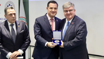 &Phi;ό&rho;&omicron;&sigmaf; &tau;&iota;&mu;ή&sigmaf; &sigma;&tau;&omicron;&upsilon;&sigmaf; &delta;&iota;&alpha;&sigma;ώ&sigma;&tau;&epsilon;&sigmaf; &tau;&omicron;&upsilon; &Epsilon;&Kappa;&Alpha;&Beta; &ndash; &Epsilon;&kappa;&delta;ή&lambda;&omega;&sigma;&eta; &mu;&nu;ή&mu;&eta;&sigmaf; &gamma;&iota;&alpha; &tau;&eta;&nu; &Eta;&mu;έ&rho;&alpha; &Theta;&upsilon;&sigma;ί&alpha;&sigmaf; &tau;&omicron;&upsilon; &Delta;&iota;&alpha;&sigma;ώ&sigma;&tau;&eta;