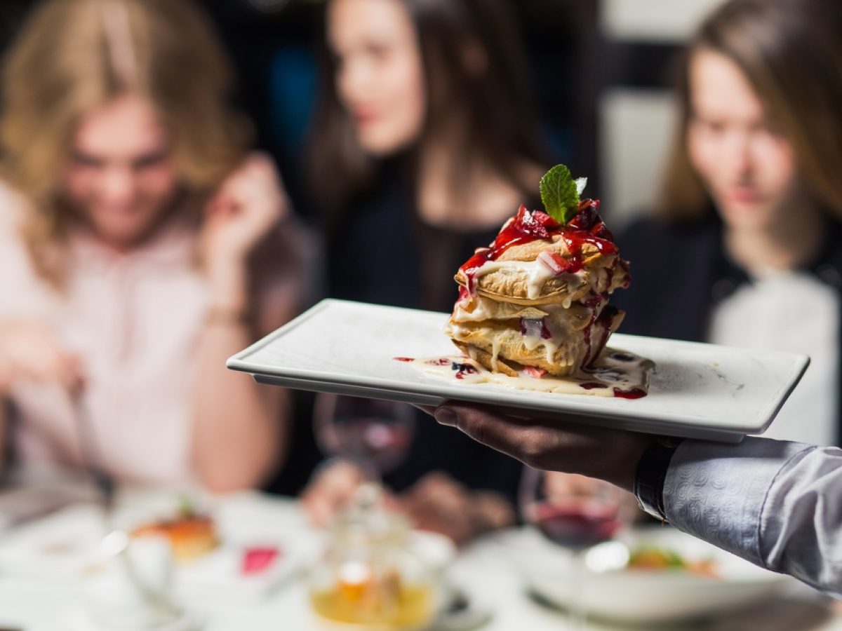 Γιατί δεν πρέπει να τρώμε γλυκό αμέσως μετά το φαγητό – Η ειδικός απαντά