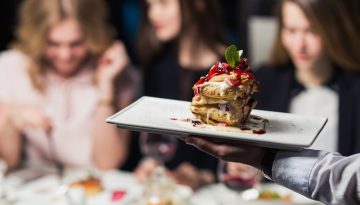 Γιατί δεν πρέπει να τρώμε γλυκό αμέσως μετά το φαγητό – Η ειδικός απαντά