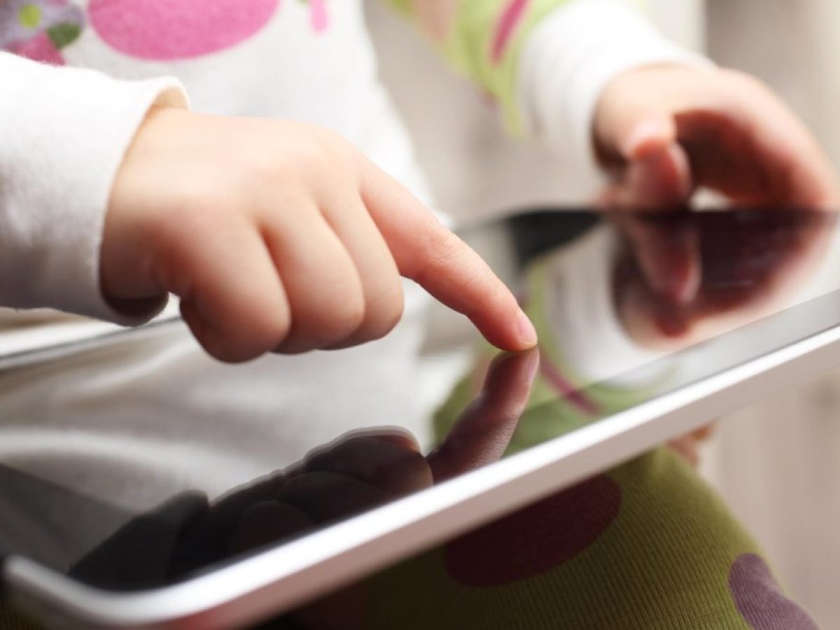 Γιατί η «χαλάρωση» μπροστά σε οθόνες μπορεί να μας αγχώνει περισσότερο