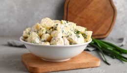 i-elliniki-patatosalata-sta-50