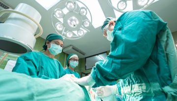 &Eta; &kappa;&alpha;&rho;&delta;&iota;&alpha;&kappa;ή &beta;&lambda;ά&beta;&eta; &epsilon;ί&nu;&alpha;&iota; &sigma;&upsilon;&chi;&nu;ή &mu;&epsilon;&tau;ά &alpha;&pi;ό &chi;&epsilon;&iota;&rho;&omicron;&upsilon;&rho;&gamma;&iota;&kappa;ή &epsilon;&pi;έ&mu;&beta;&alpha;&sigma;&eta;