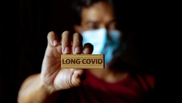 &Eta; &mu;&alpha;&kappa;&rho;&omicron;&chi;&rho;ό&nu;&iota;&alpha; COVID &epsilon;&xi;&alpha;&kappa;&omicron;&lambda;&omicron;&upsilon;&theta;&epsilon;ί &nu;&alpha; &pi;&rho;&omicron;&beta;&lambda;&eta;&mu;&alpha;&tau;ί&zeta;&epsilon;&iota; &tau;&omicron;&upsilon;&sigmaf; &epsilon;&pi;&iota;&sigma;&tau;ή&mu;&omicron;&nu;&epsilon;&sigmaf; &ndash; &Delta;&epsilon;&nu; &upsilon;&pi;ά&rho;&chi;&epsilon;&iota; &alpha;&kappa;ό&mu;&eta; &sigma;&upsilon;&gamma;&kappa;&epsilon;&kappa;&rho;&iota;&mu;έ&nu;&eta; &theta;&epsilon;&rho;&alpha;&pi;&epsilon;ί&alpha;