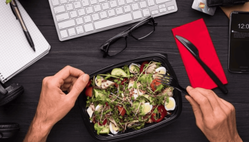 Κάθεστε πολλές ώρες στο γραφείο; Αυτές οι τροφές θα προστατεύσουν την καρδιά σας