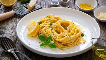Λιγκουίνι με σάλτσα λεμονιού και πεκορίνο