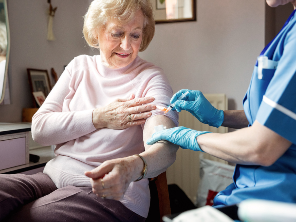 Μειωμένος ο κίνδυνος Αλτσχάιμερ για όσους ηλικιωμένους έχουν κάνει αντιγριπικό εμβόλιο
