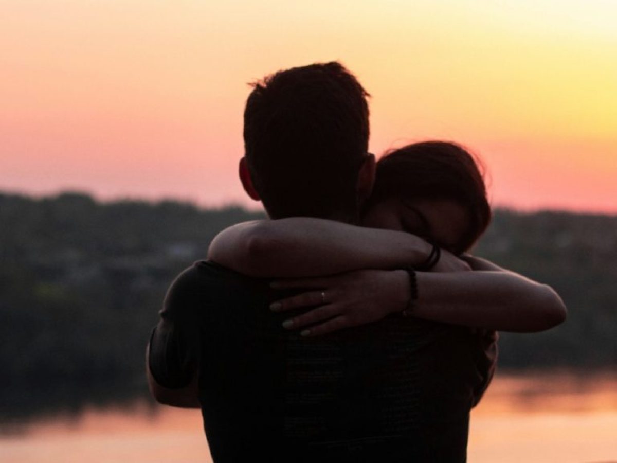 Παγκόσμια Ημέρα Αγκαλιάς: Πώς η σωματική επαφή ρυθμίζει το στρες και ενισχύει την ανθρώπινη σύνδεση