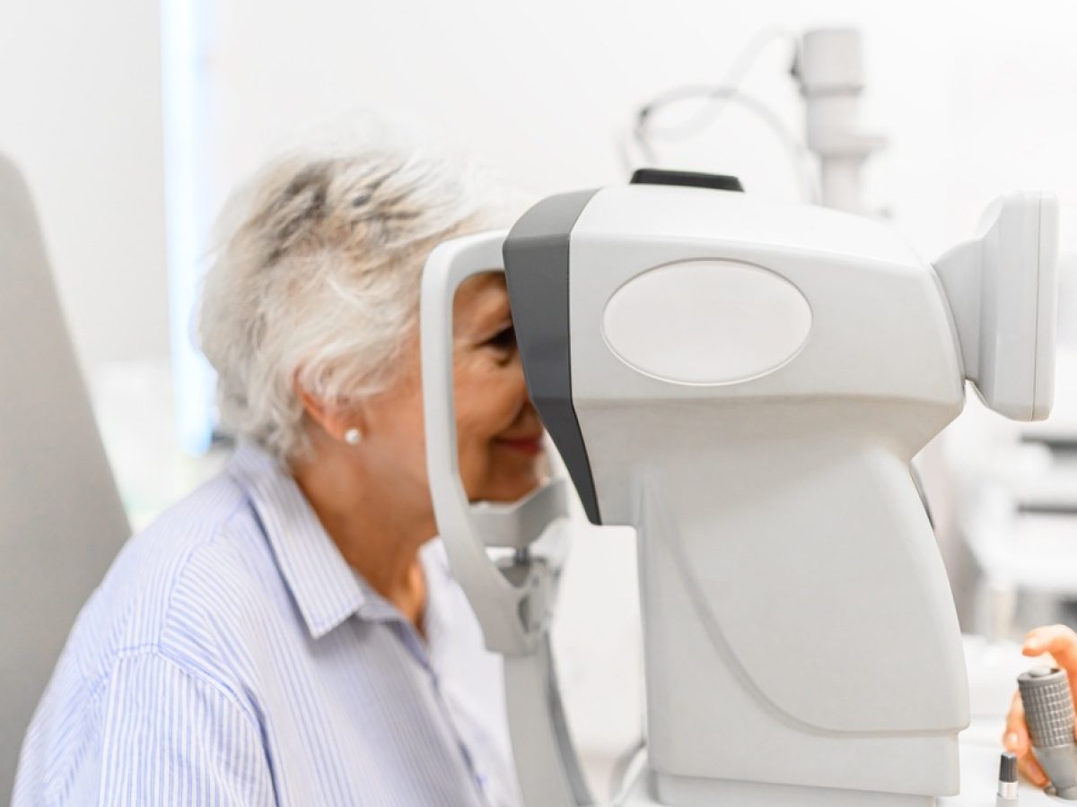 Πώς η επέμβαση για καταρράκτη διορθώνει τη μυωπία και άλλα διαθλαστικά προβλήματα