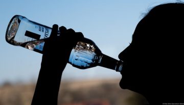 Πώς η υπερβολική κατανάλωση αλκοόλ προκαλεί γρήγορα βλάβες στο έντερο και φλεγμονή