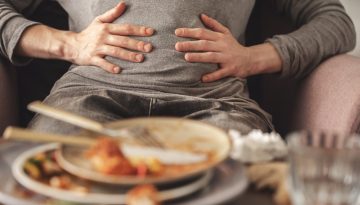 Πως να αποφύγετε το φούσκωμα μετά το γιορτινό τραπέζι – 5 απλές συμβουλές