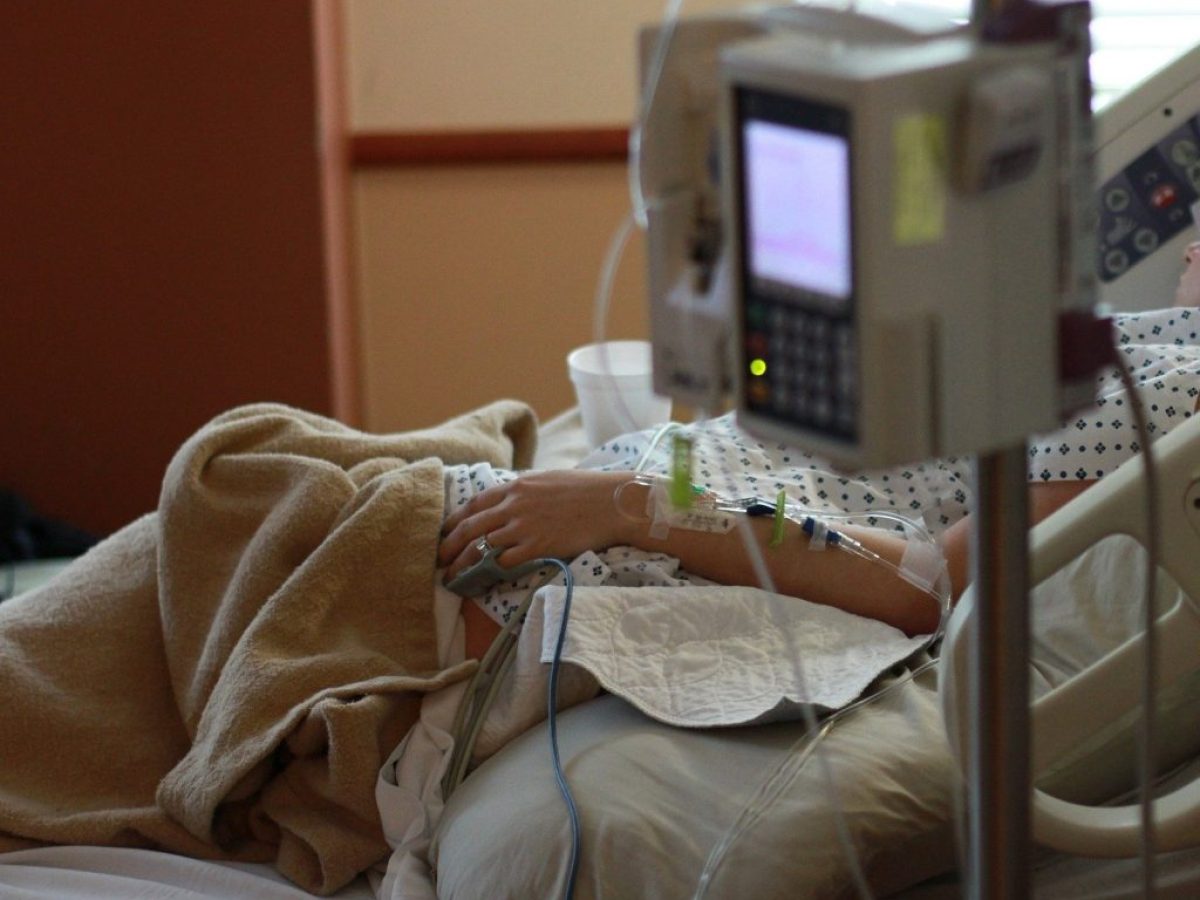 Πώς ο πνευμονιόκοκκος μπορεί να εξελιχθεί σε σοβαρή ασθένεια – Ποιοι κινδυνεύουν περισσότερο