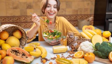 Ψυχο-διαιτολογία: Ποιες τροφές μας κάνουν ευτυχισμένους και ποια συστατικά μας «κόβουν τα φτερά»