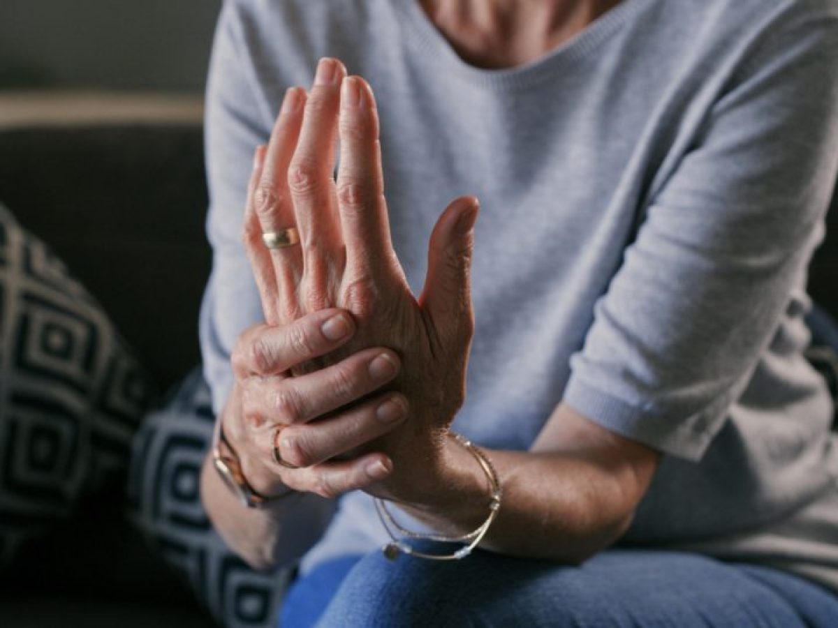 Ρευματοειδής αρθρίτιδα: «Έξυπνα» tips για να μην πονάνε τα χέρια σας όταν κάνετε δουλειές του σπιτιού