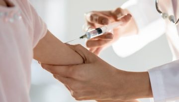 Σε έξαρση η υπεργρίπη: Πότε αναμένεται οι κορύφωση – Τι πρέπει να κάνουμε εάν εμφανίσουμε συμπτώματα