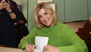 &Sigma;ί&alpha; &Kappa;&omicron;&sigma;&iota;ώ&nu;&eta;: &Eta; &mu;ά&chi;&eta; &mu;&epsilon; &tau;&omicron;&nu; &pi;&nu;&epsilon;&upsilon;&mu;&omicron;&nu;&iota;ό&kappa;&omicron;&kappa;&kappa;&omicron; &kappa;&alpha;&iota; &tau;&alpha; &pi;&rho;ώ&tau;&alpha; &chi;&alpha;&mu;ό&gamma;&epsilon;&lambda;&alpha; &sigma;&tau;&omicron; Metropolitan