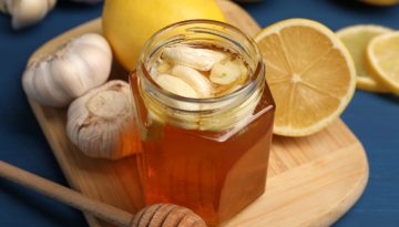 Σκόρδο και μέλι εναντίον ιώσεων: Τροφές για θωρακισμένο ανοσοποιητικό και γερή καρδιά