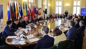 &Sigma;&tau;&rho;&omicron;&gamma;&gamma;&upsilon;&lambda;ό &tau;&rho;&alpha;&pi;έ&zeta;&iota; &Sigma;&Phi;&Epsilon;&Epsilon;:  &Iota;&sigma;ό&tau;&eta;&tau;&alpha;, &pi;&rho;ό&sigma;&beta;&alpha;&sigma;&eta; &kappa;&alpha;&iota; &pi;&omicron;&iota;ό&tau;&eta;&tau;&alpha; &sigma;&tau;&omicron; &epsilon;&pi;ί&kappa;&epsilon;&nu;&tau;&rho;&omicron; &tau;&eta;&sigmaf; &epsilon;&theta;&nu;&iota;&kappa;ή&sigmaf; &pi;&omicron;&lambda;&iota;&tau;&iota;&kappa;ή&sigmaf; &gamma;&iota;&alpha; &tau;&omicron;&nu; &kappa;&alpha;&rho;&kappa;ί&nu;&omicron;