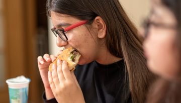 Τα διατροφικά λάθη που επιβαρύνουν την επιδερμίδα